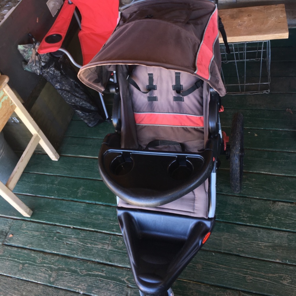 Very nice stroller and car seat+hookup!